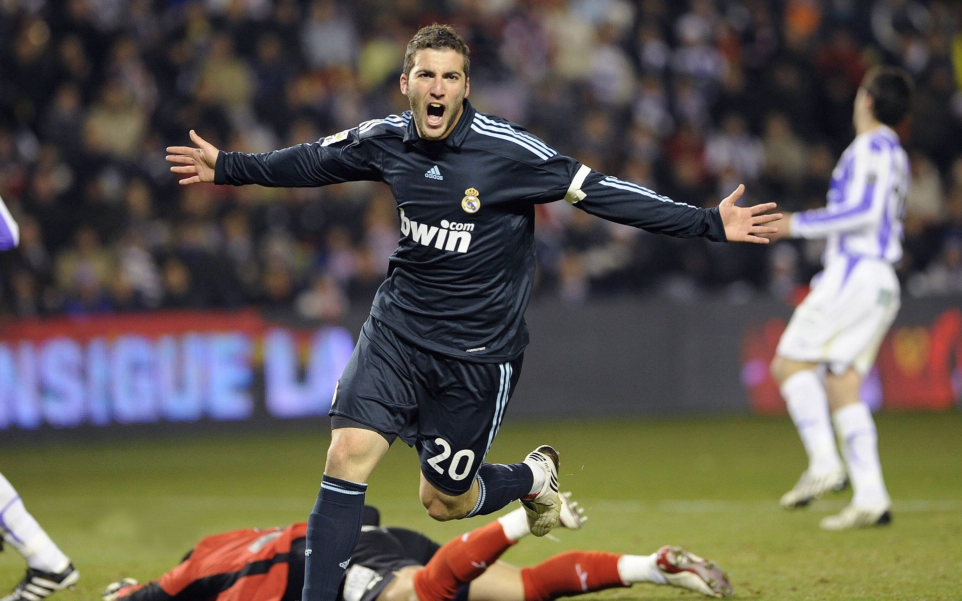 开云体育全站-劲爆对决：双方对攻如火如荼，胜负难料，劲爆方案图片